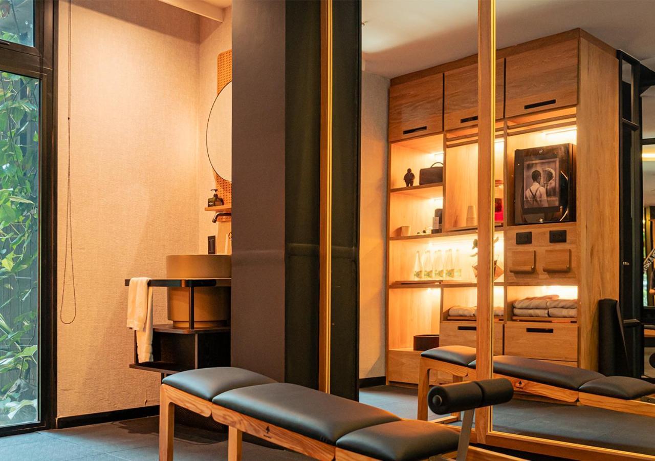 The Click Clack Hotel Меделин Екстериор снимка A treatment room at a chiropractor's office
