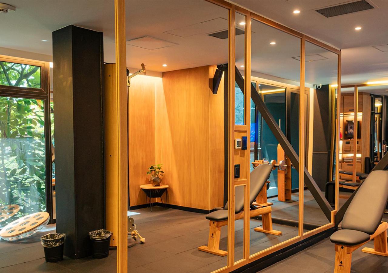 The Click Clack Hotel Меделин Екстериор снимка The gym at the hotel
